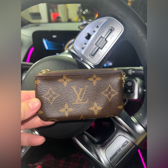 LOUIS VUITTON Monogram Key Pouch - Picture 2 of 4